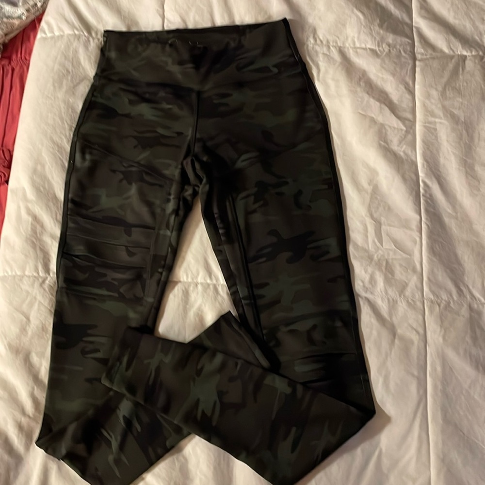Jessica Simpson “The Warm Up” Camouflage Leggings